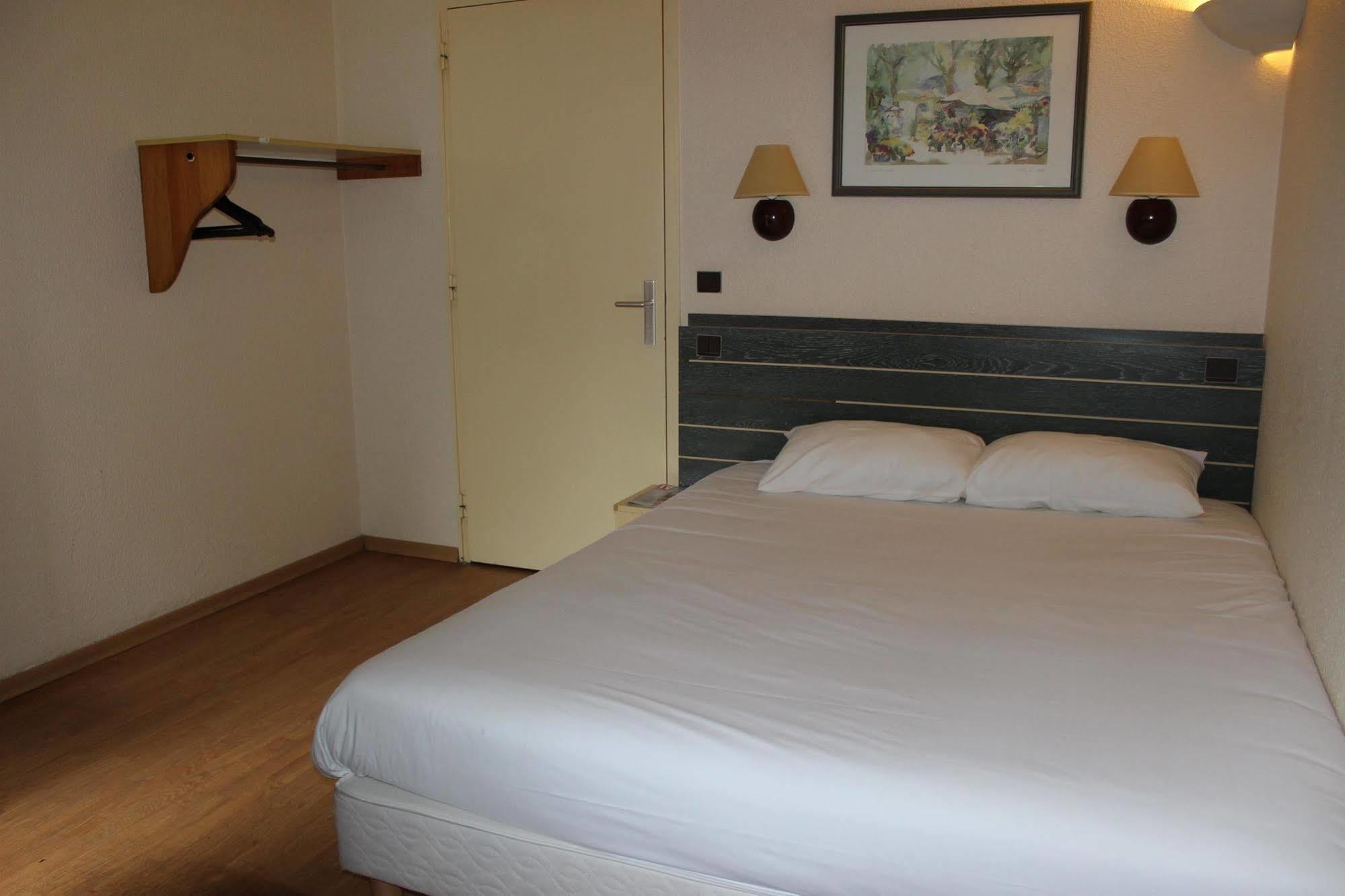 กีริอ๊าด ลีล เอสต์ อ็อง โฮเต็ล Hotel Hem ภายนอก รูปภาพ